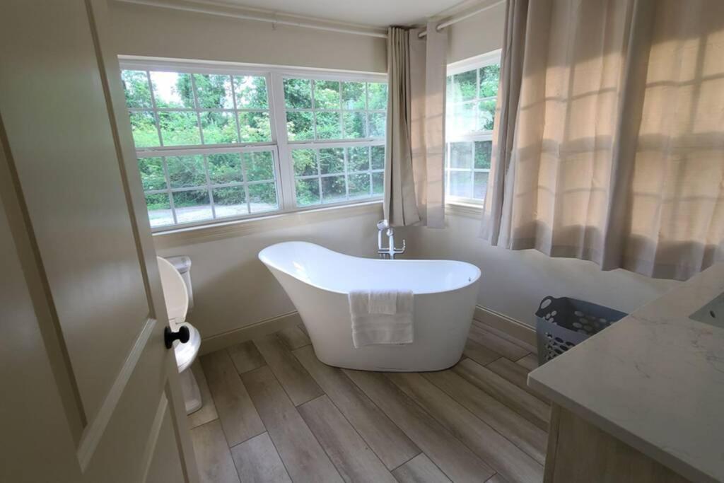 Farm House Stay With Soaking Tub And Hot Tub Barn Hammond Exterior photo